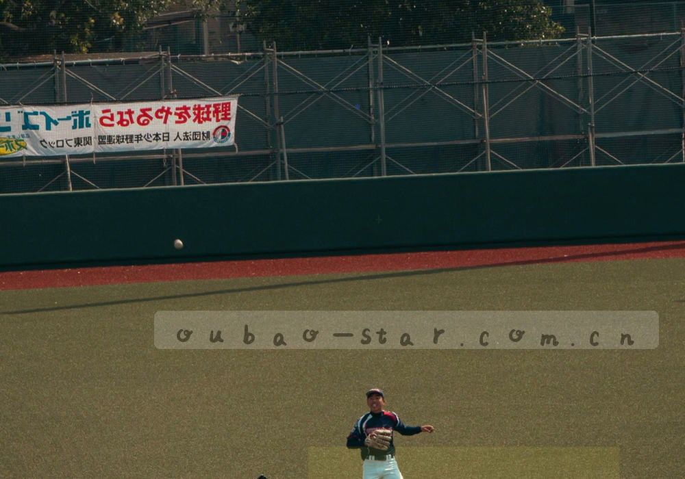 打开的笔记本电脑与纸质记录本并排在深色桌面上，屏幕内容虚化不可辨认